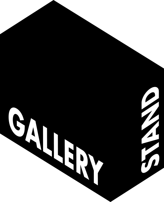 黒背景に白文字で「SAND GALLERY」と縦書きと斜め書きのデザイン