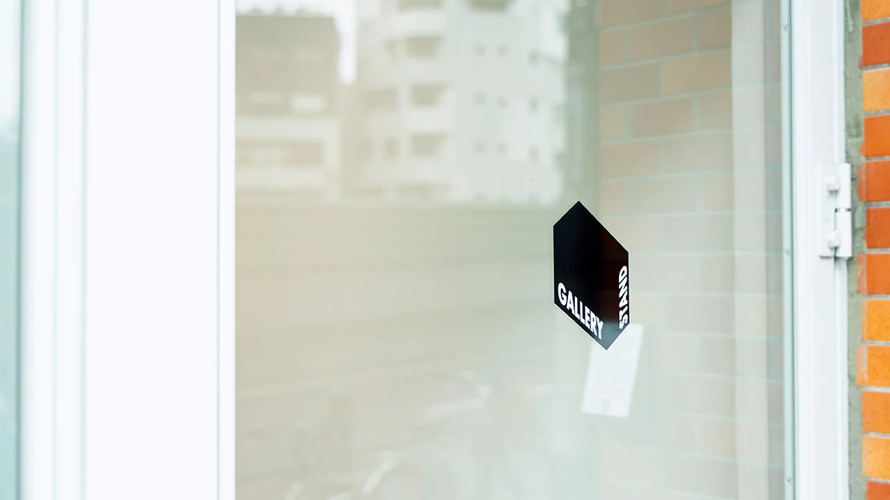 ガラスのドアに「GALLERY」と書かれた黒いサイン