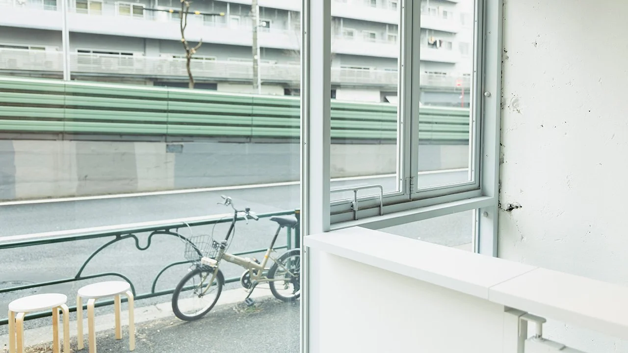 窓から見える街と自転車、外のベンチ