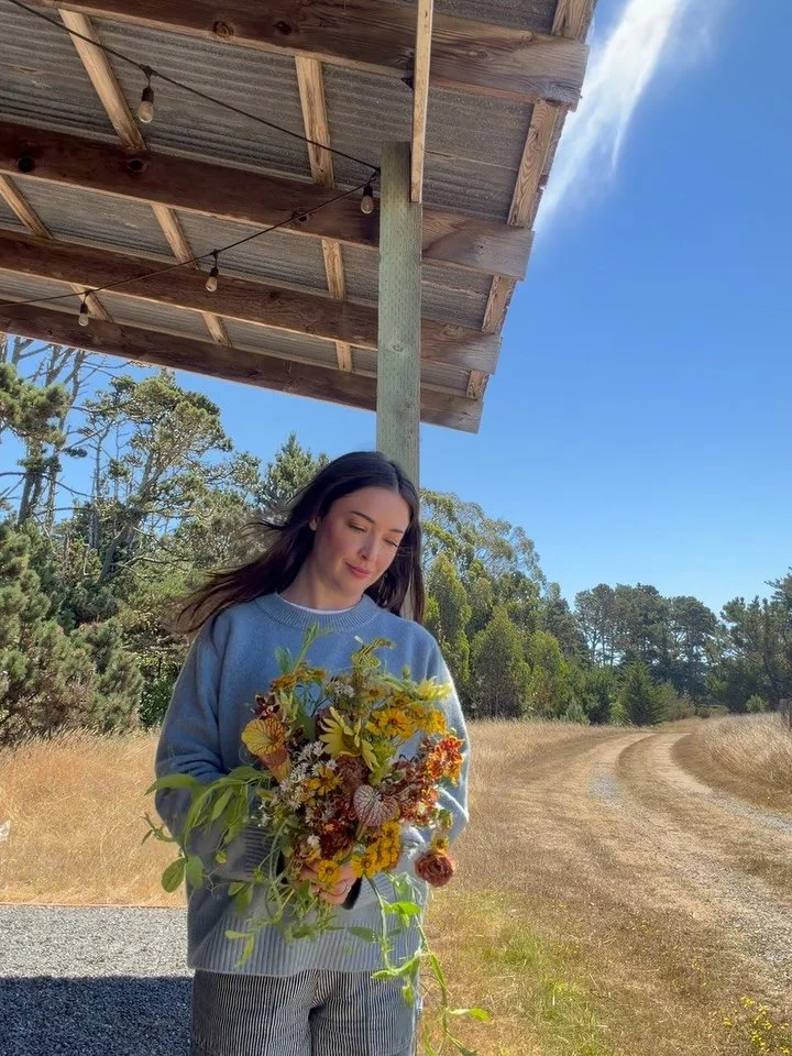 Posing with my bouquet like men pose with fish 🐠 

Amazing first day with @flowers_by_karis learning her technique and approach to bridal bouquets!

2027 brides: who wants this color palette 👀👀👀

San Antonio florist
San Antonio flowers
San Antoni