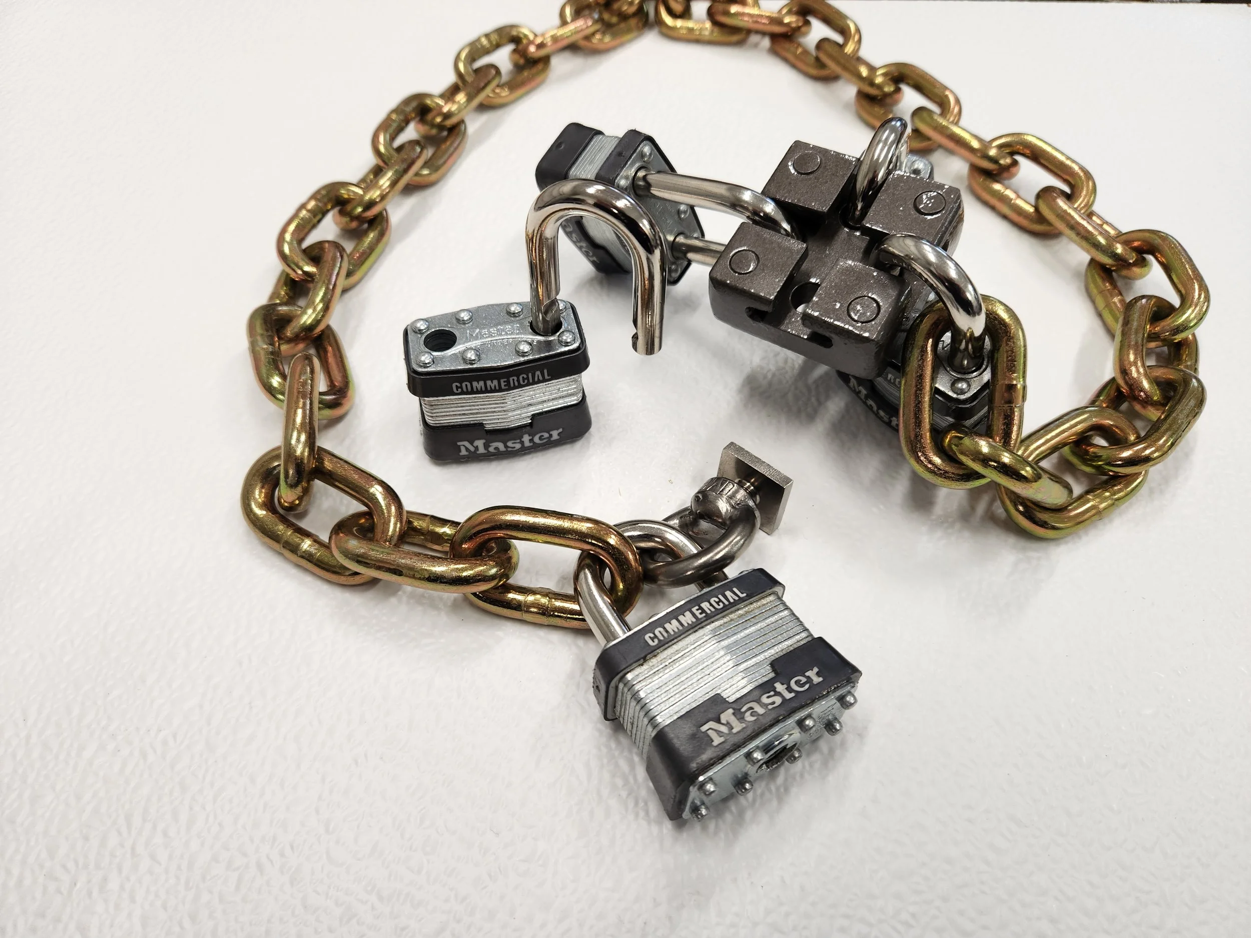 MULTI PADLOCK LOCKING SYSTEM CXL250 HAS A SMALLER SIZE JUST 2" SQUARE AND ACCEPTS 5 PADLOCK WITH 5/16" MAX SHACKLE