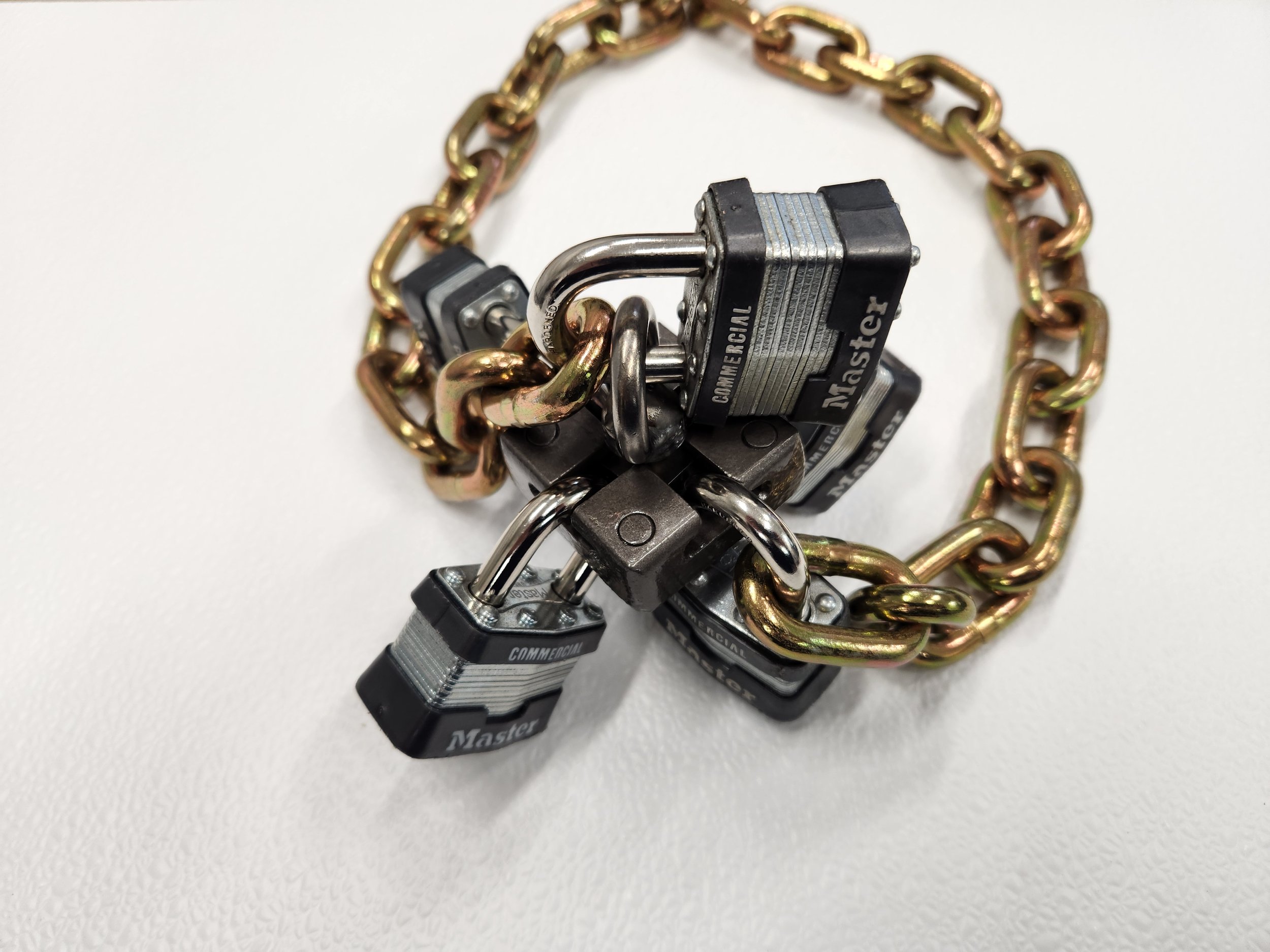 MULTI PADLOCK LOCKING SYSTEM CXL250 HAS A SMALLER SIZE JUST 2" SQUARE AND ACCEPTS 5 PADLOCK WITH 5/16" MAX SHACKLE