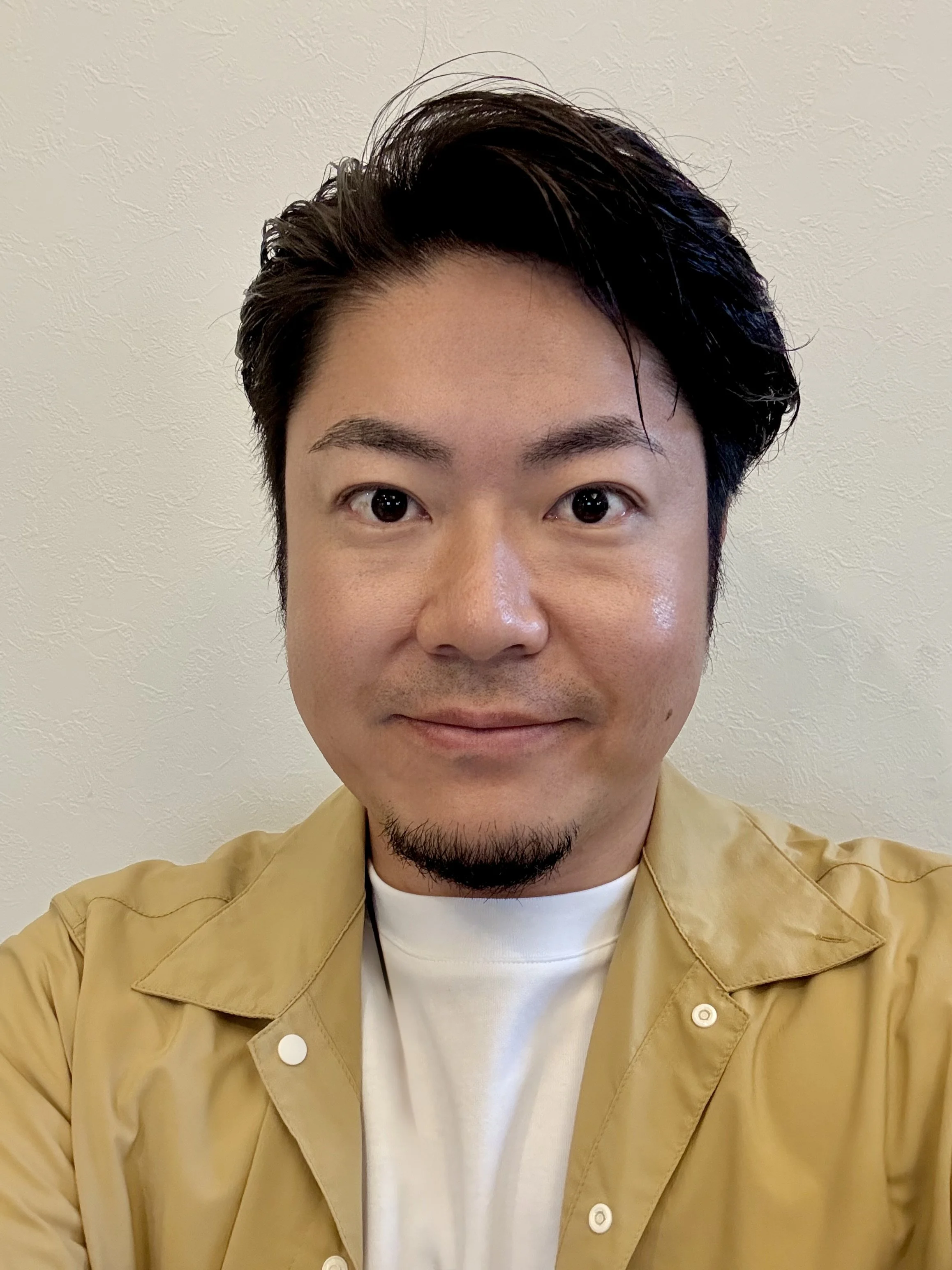 齊藤 圭亮（Keisuke Saito）
代表／マーケティング＆デザイン コンサルタント
Founder / Marketing & Design Consultant
Tokyo, Japan

広告会社アサツーディ・ケイ、Google Japan合同会社を経て、2025年8月に abit＋designs を創業。
マーケティング戦略・事業企画・クリエイティブディレクション領域で20年以上の経験を持ち、企業のブランド構築・新規事業開発・統合マーケティング支援に携わる。