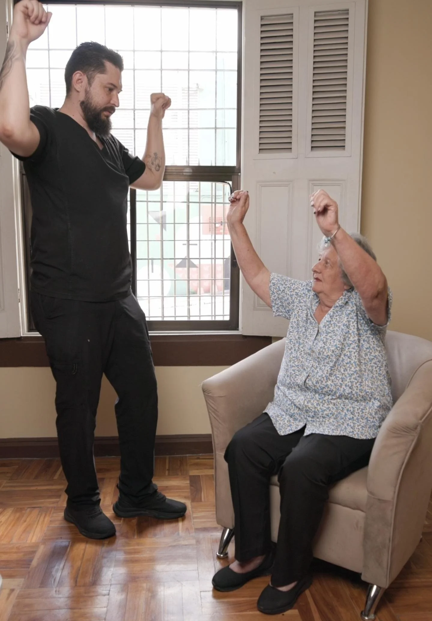 “Elderly home care service in Costa Rica with assistance in daily activities and mobility support”