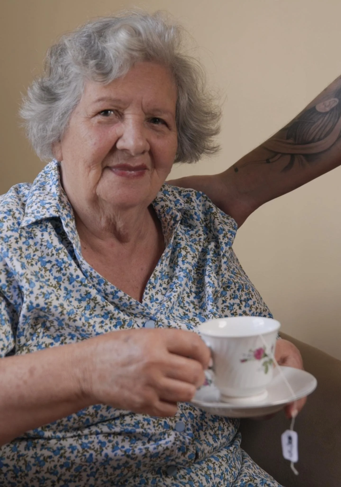 “Elderly home care service in Costa Rica with assistance in daily activities and mobility support”