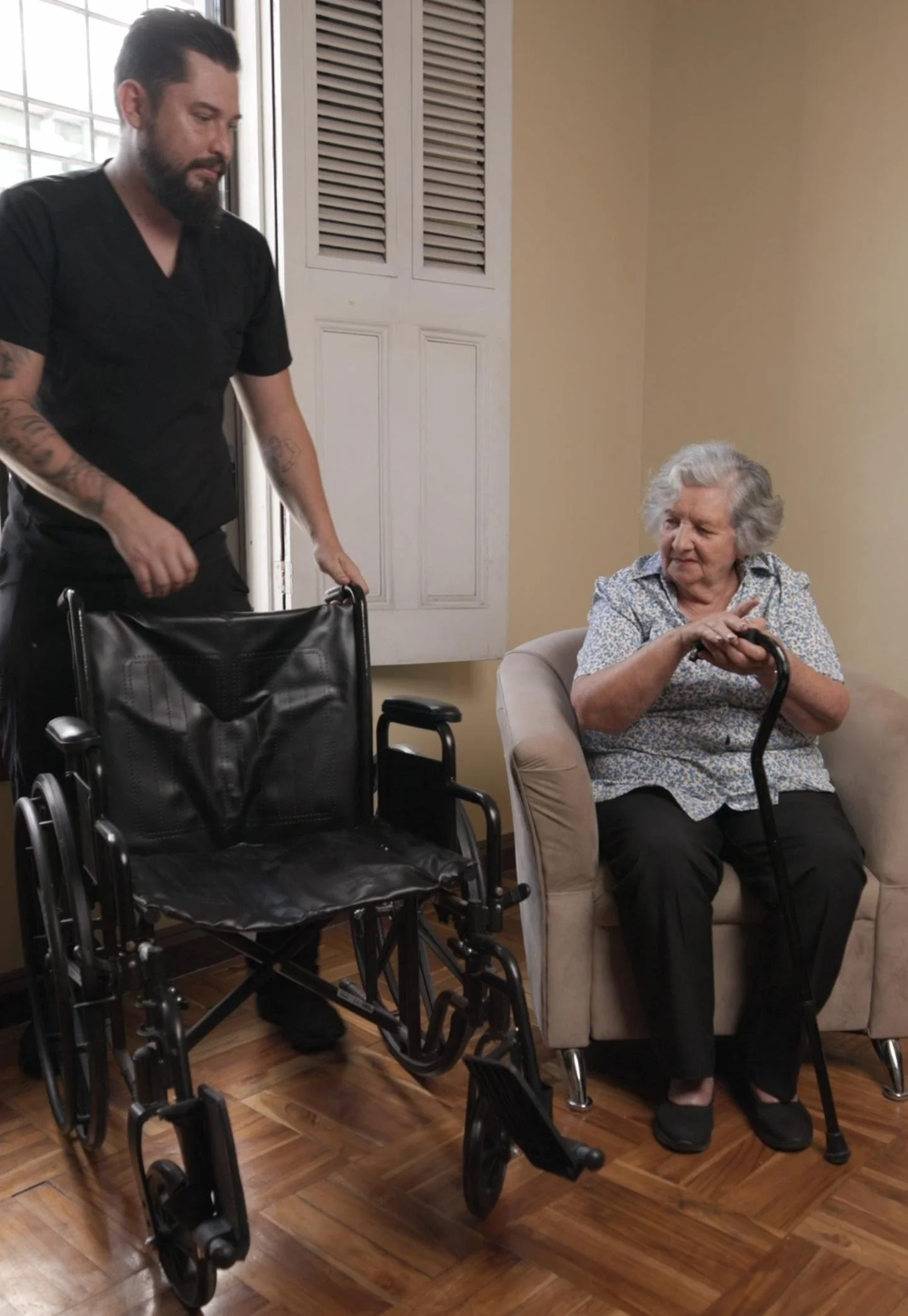 “Elderly home care service in Costa Rica with assistance in daily activities and mobility support”