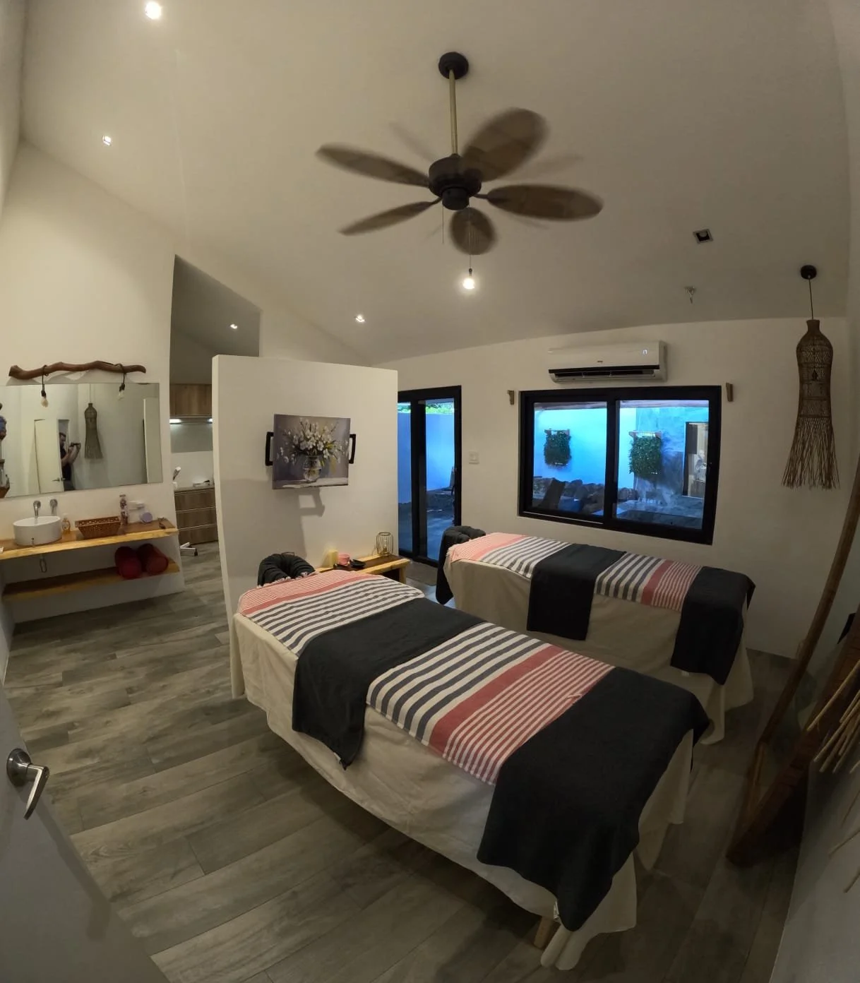 Luxury couples spa ritual with private hot tub, 90-minute massage with volcanic stones and full-body coffee exfoliation at Salterra Wellness in Playas del Coco, Guanacaste.