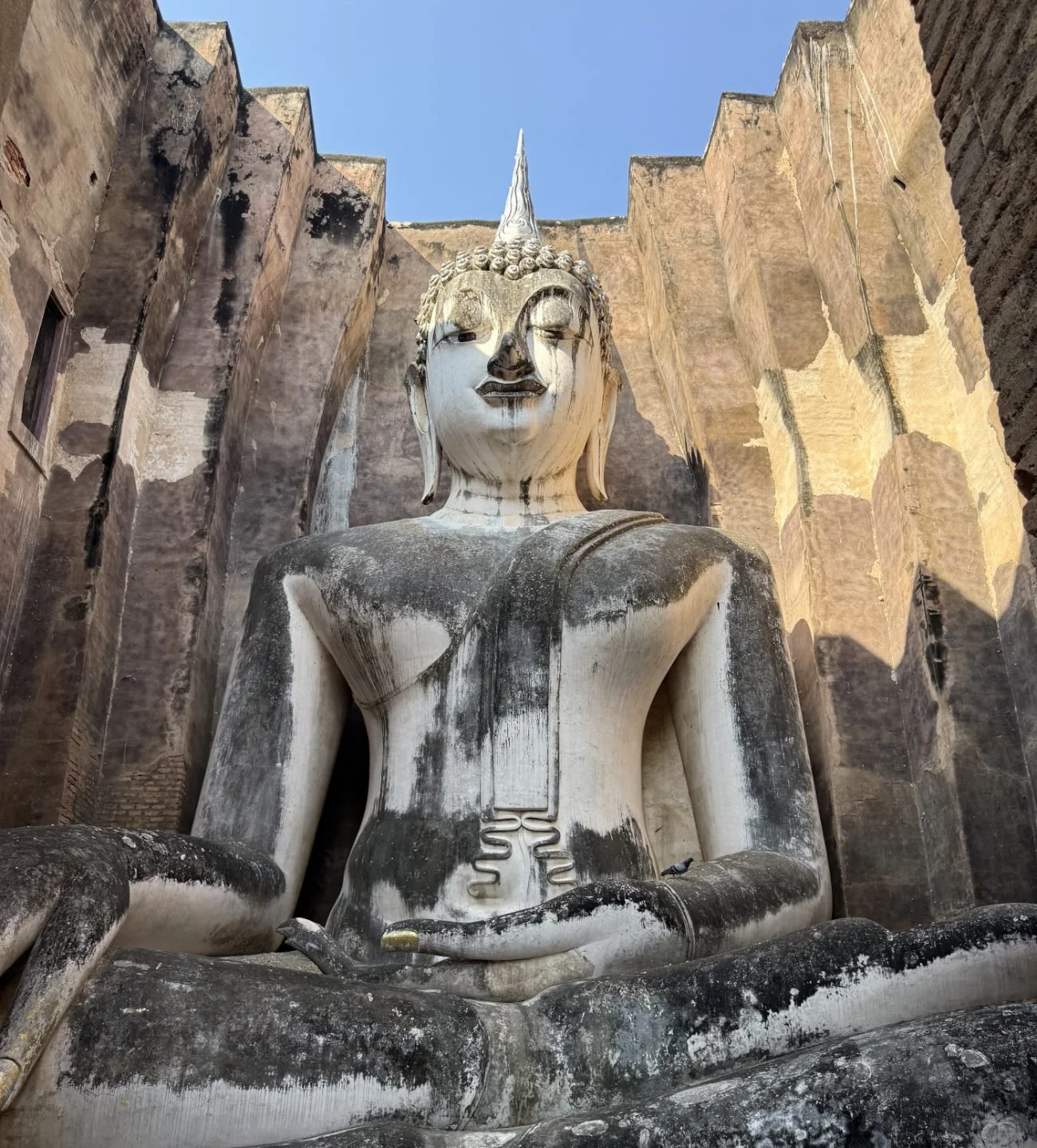 Wat Si Chum: How to Visit Sukhothai’s Hidden Giant Buddha