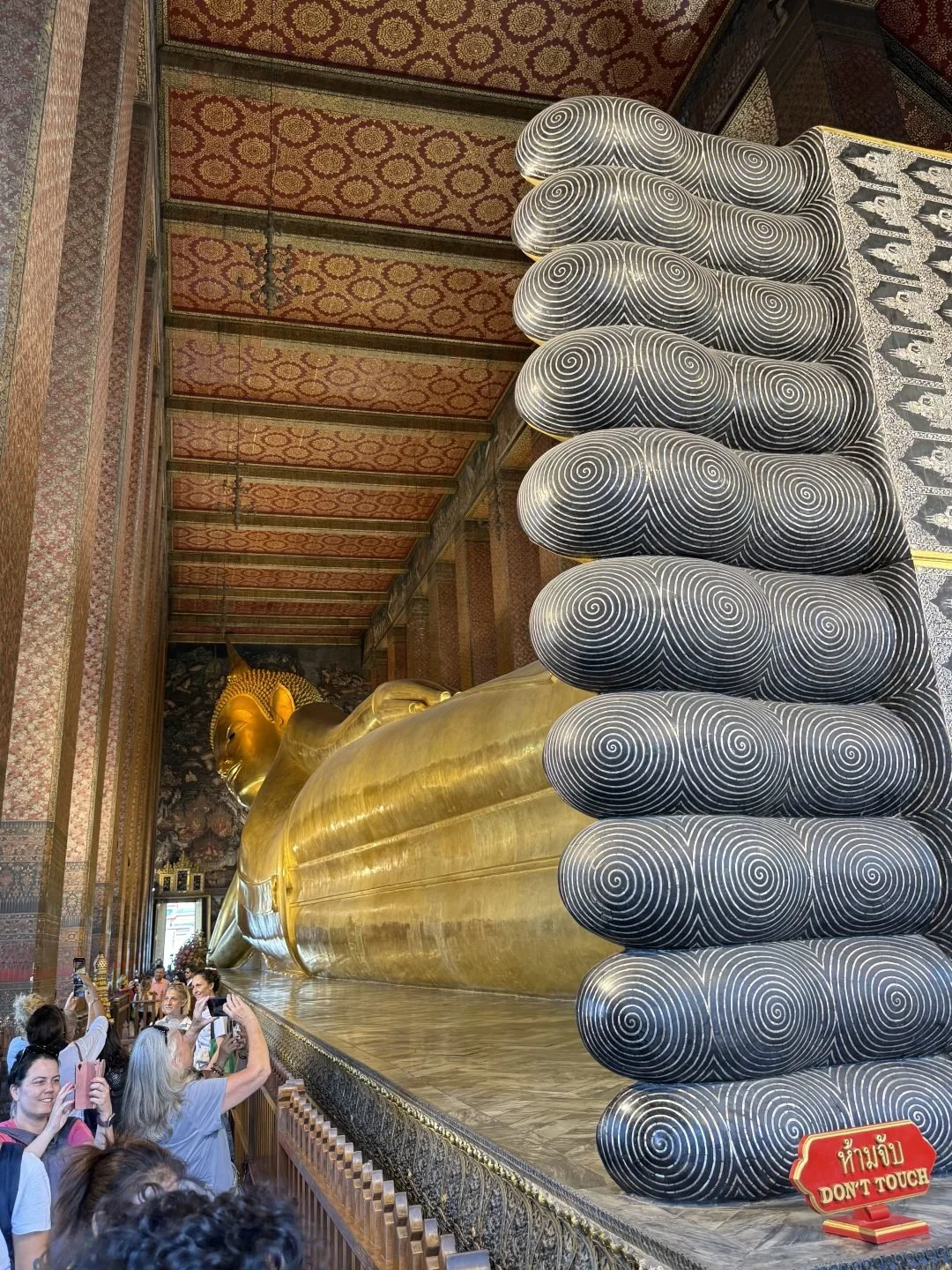 Wat Pho - Crowds at the Reclining Buddha
