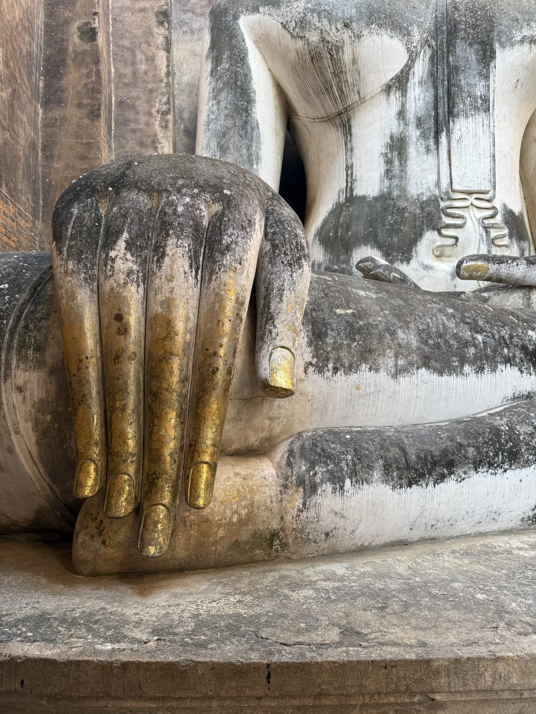 Wat Si Chum - Gold Leaf Fingers