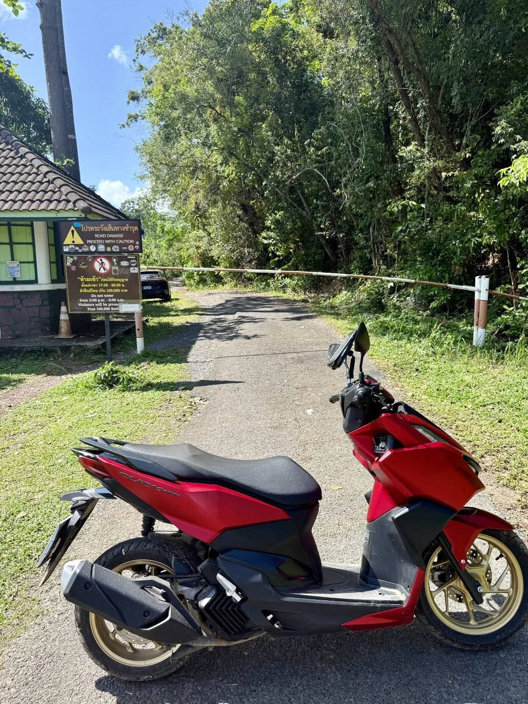 Koh Chang - Road to Wai Chaek Beach - Dangerous
