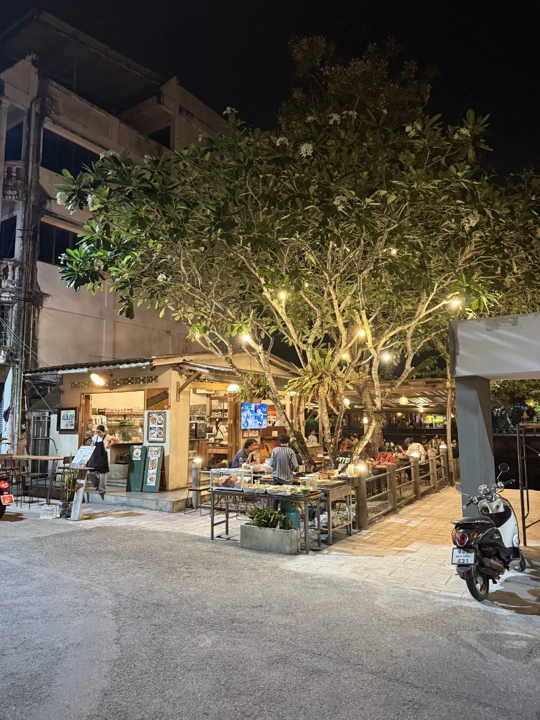 Restaurants on the Chanthaboon Waterfront