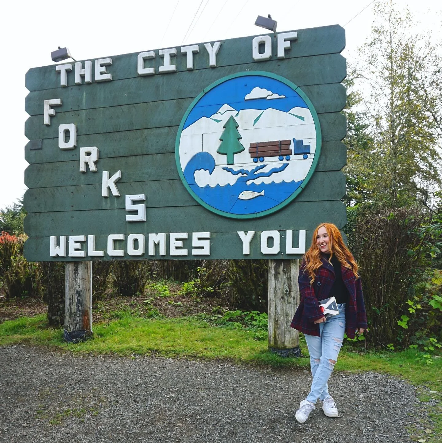 It&rsquo;s vampire season🩸
Happy Tuesday! What are you most excited about during this spooky season? Last year I went to Forks and my middle school heart was bursting as I walked around the streets of the book that got me back into reading! Didn&rsq