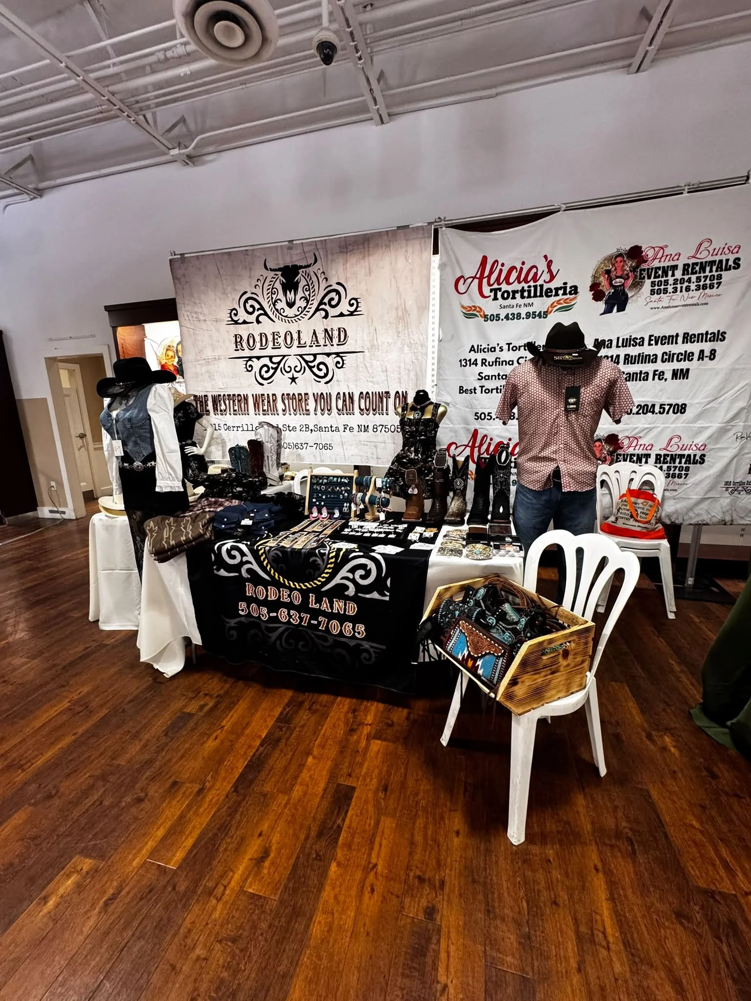 Acomp&aacute;&ntilde;anos en sendero market. 🤠