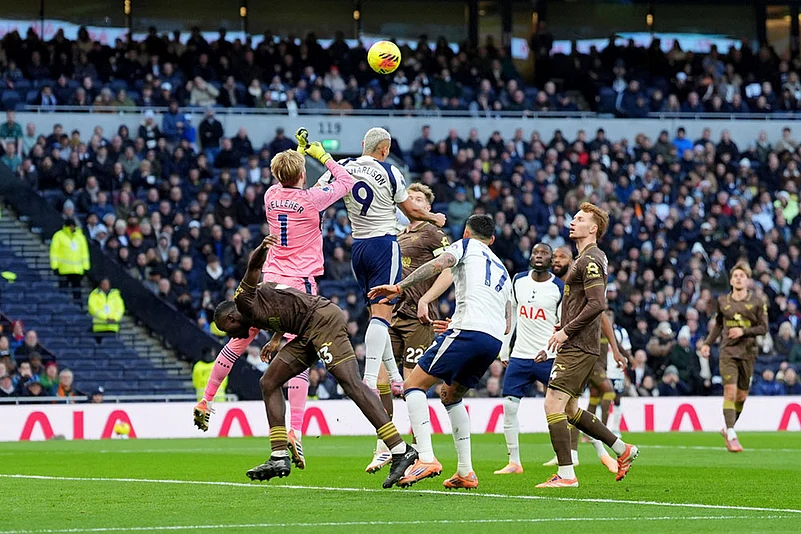 Diabolical Performance Breaks Spurs' Drought 🐝