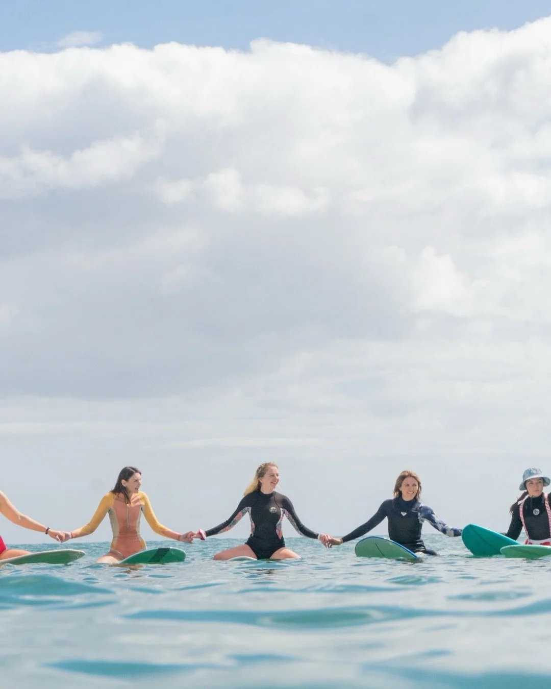 Some beautiful faces brought together by @cswsurfclub Santa surf back in December! 🧑&zwj;🎄🏄&zwj;♀️💕🪩
