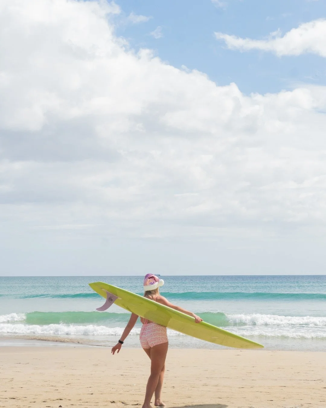 @thelostgirlsnz and @clauds.ella finding some baby waves at the @cswsurfclub santa surf 💫🏄&zwj;♀️🎅

#womensurfing #surfing #surfphotographer #waterphotography
