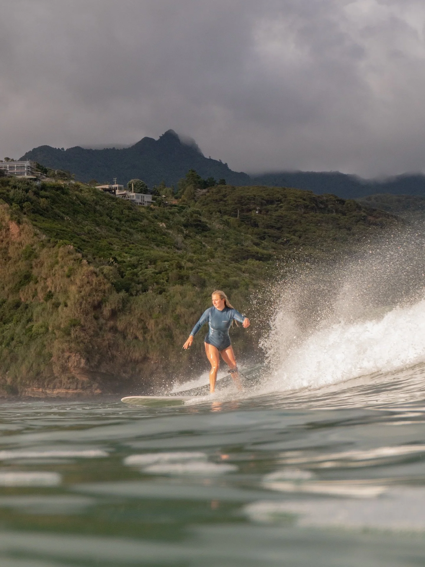 some of my favourites from a glassy morning shoot with @alanagrace3 and @abswilks ✨🪩💕

~ get yourself a friend who books a surf shoot for your birthday ;) the most dreamy morning spent floating around in Raglan!