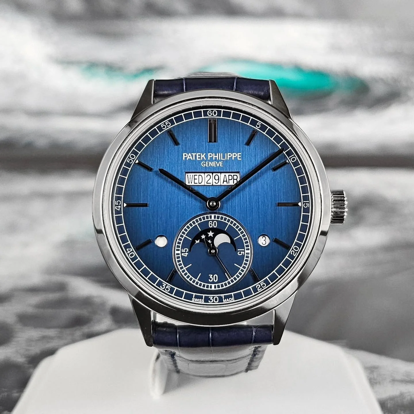 Innovation meets restraint. The Patek Philippe 5236P-001 redefines one of watchmaking&rsquo;s most prestigious complications with a clean, architectural approach. 

Platinum, unique complications, clean layout, and blue dial. Absolute gem, just like 