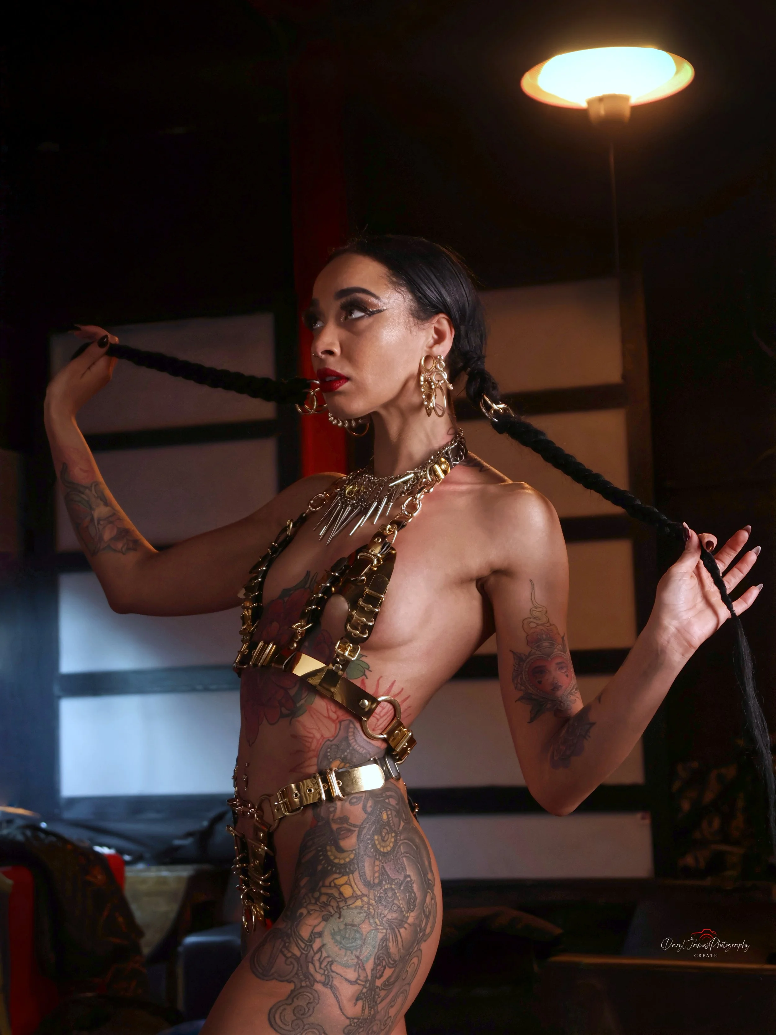 Niash under light - IMG_9316.jpg