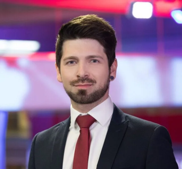 Chris Fox headshot, journalist, presenter and conference moderator for clear, trusted live conversation