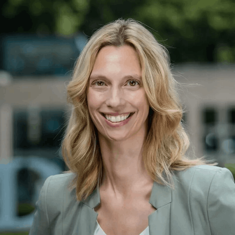 Julia Binder headshot, innovation strategist, professor and keynote speaker