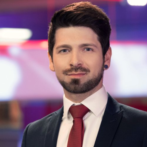 Book Chris Fox, former BBC technology reporter and 'Click' presenter, for expert event moderation and tech keynotes.