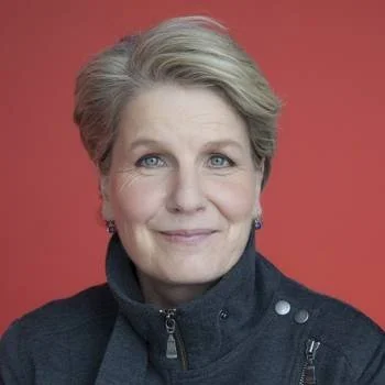 Sandi Toksvig headshot, writer, broadcaster and cultural keynote speaker