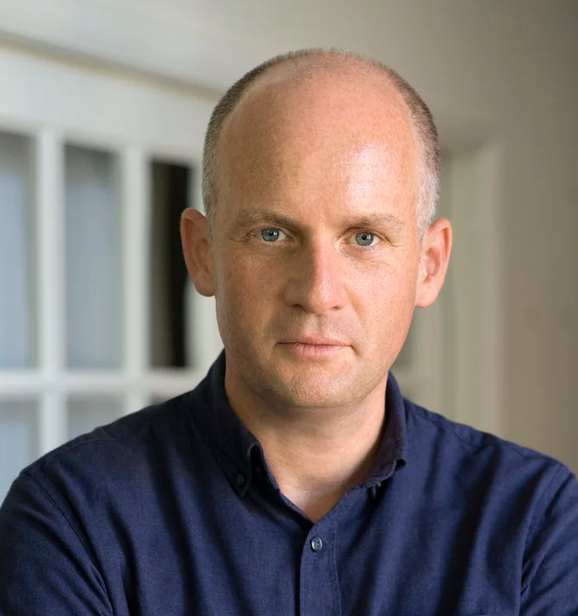 Oliver Burkeman headshot — bestselling author and speaker on time, productivity, happiness and modern life