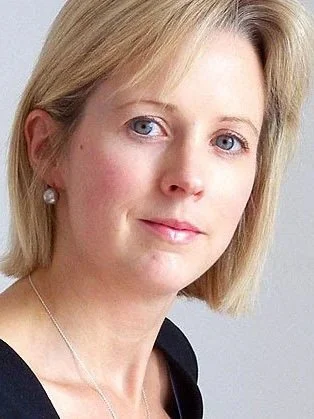 Isabel Oakeshott headshot — political journalist and keynote speaker on power and political accountability