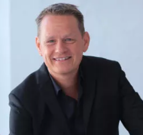 Martin Lindstrom, author of Small Data and The Ministry of Common Sense, delivering a 2026 keynote for 92 Speakers on dismantling bureaucracy and sensory branding.