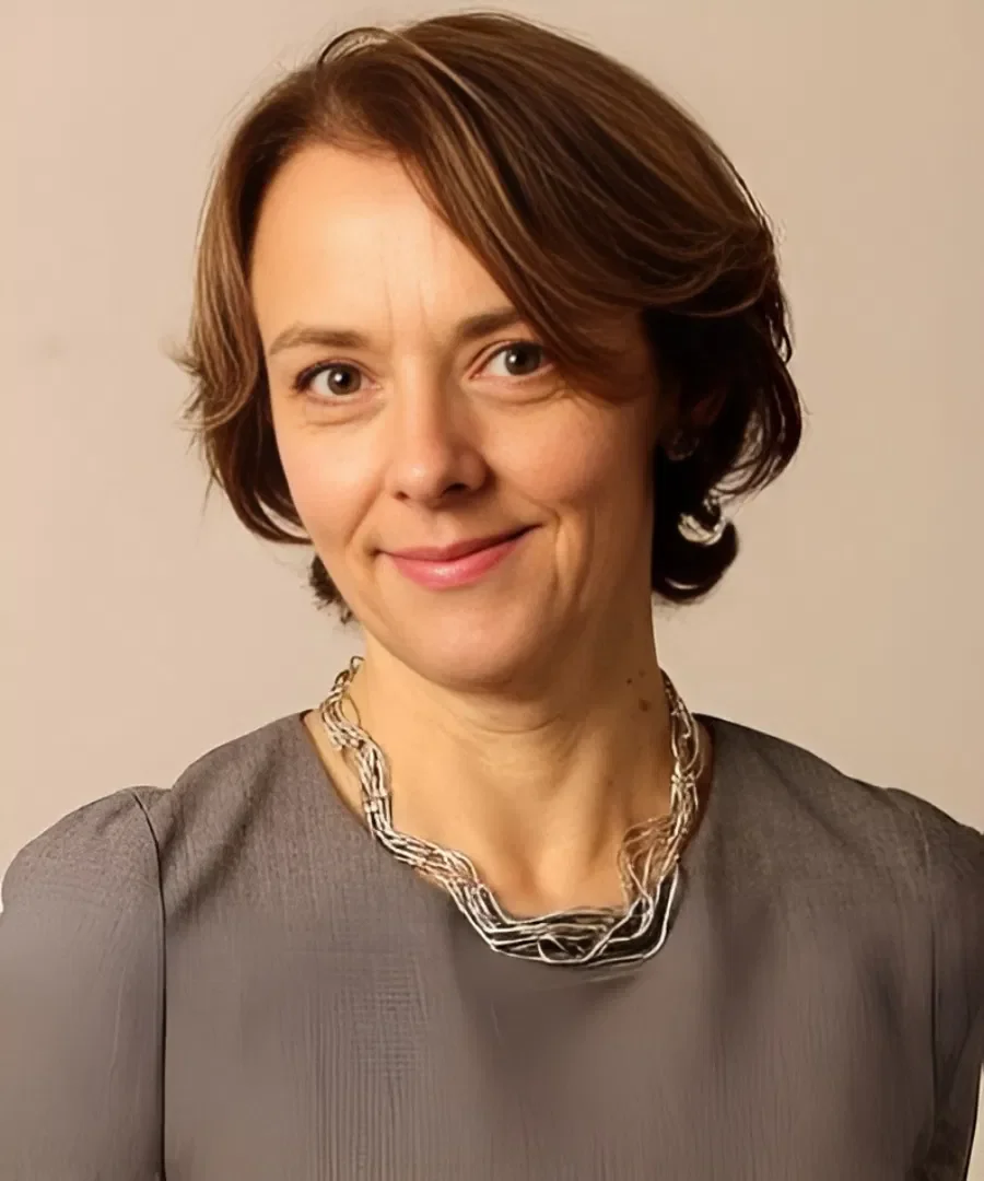 Headshot of Lucy Kellaway, writer and educator, expert on work, management and organisational truths, represented by 92 Speakers Bureau
