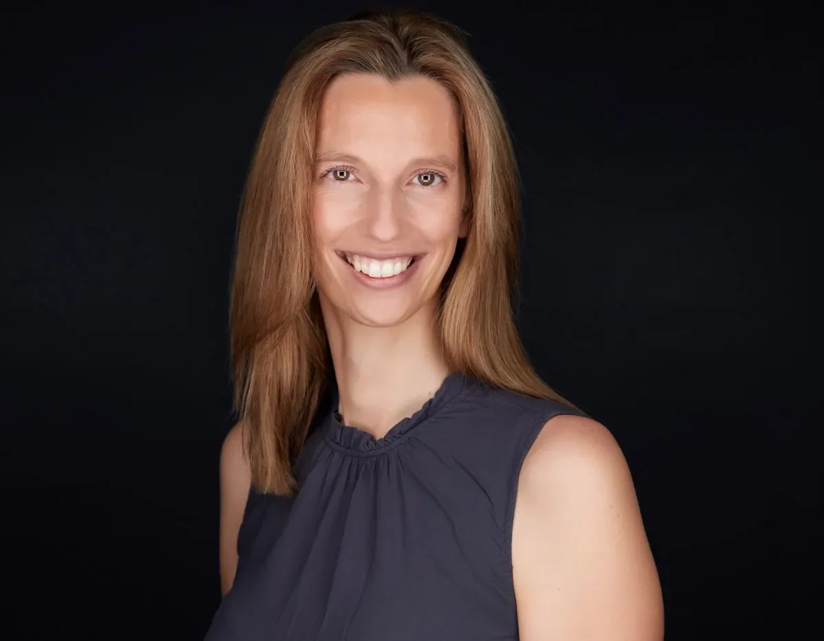 Julia Binder headshot, innovation strategist, professor and keynote speaker