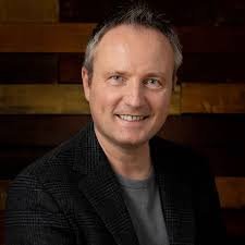 Headshot of Bernard Marr, author and futurist on AI and data strategy