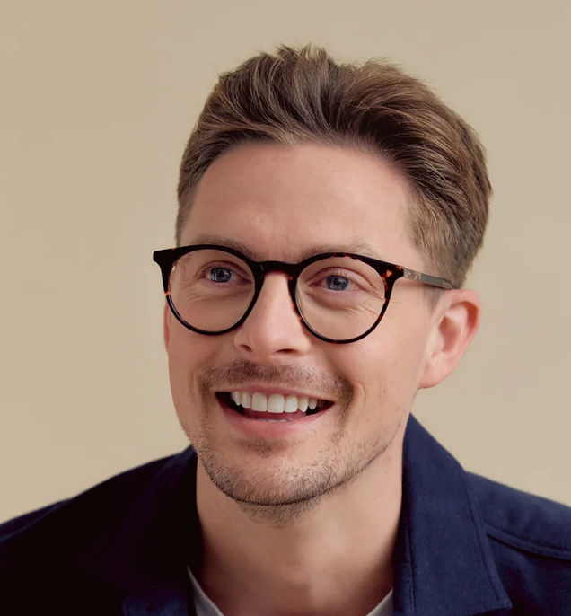 Headshot of Dr Alex George, medical doctor and mental fitness expert on human performance and preventative leadership