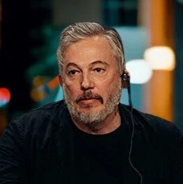 Giles Duley headshot, photographer, writer and humanitarian keynote speaker