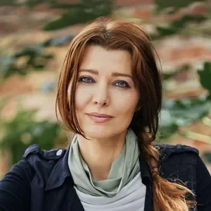 Elif Shafak headshot, novelist, essayist and cultural keynote speaker