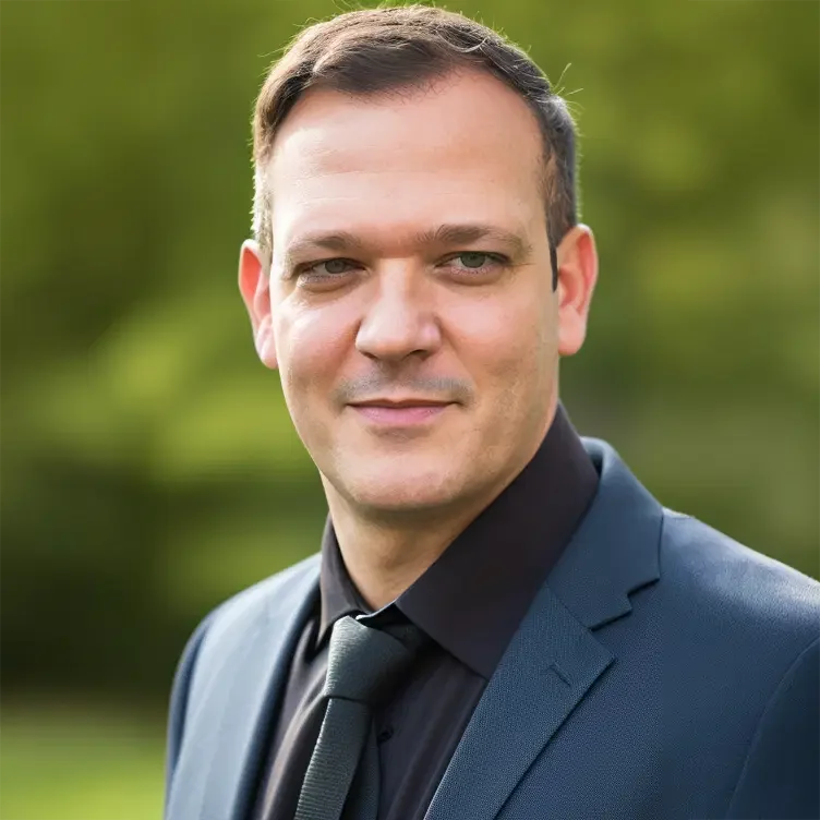 Headshot of Mark Esposito, strategist and economist, expert on systems thinking, competitiveness and the future of value, represented by 92 Speakers Bureau