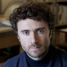 Thomas Heatherwick headshot — Founder of Heatherwick Studio and design innovation speaker represented by 92 Speakers