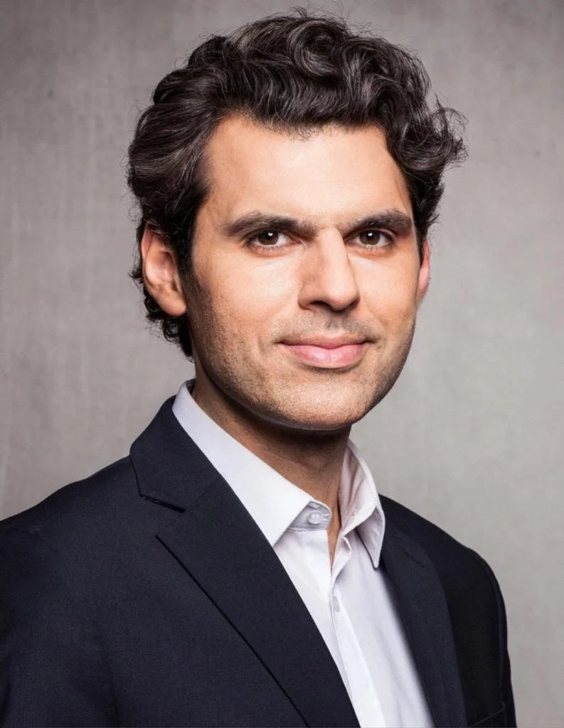 Ali Aslan headshot, international moderator and TV presenter leading global dialogue and strategic conversation