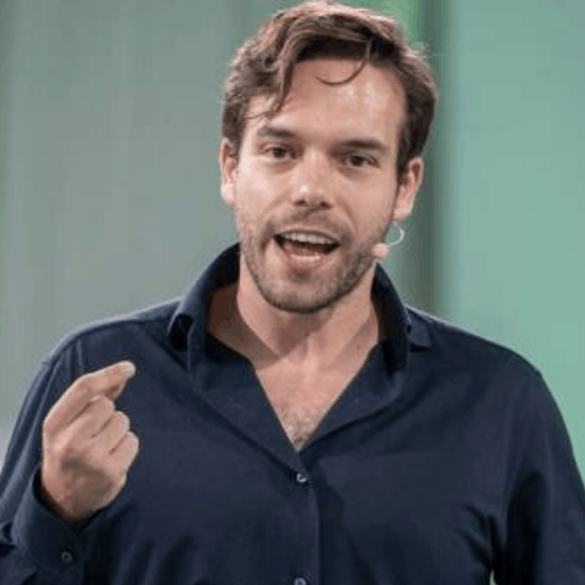 Benjamin Bargetzi, neuroscientist and AI expert, delivering a 2026 keynote on the intersection of brain science, digital transformation, and human resilience.