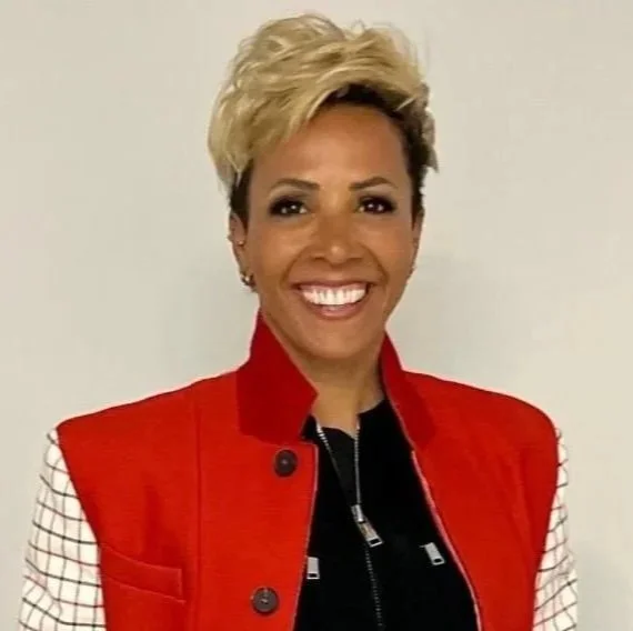 Dame Kelly Holmes DBE, Olympic 800m and 1500m Champion, on stage for 92 Speakers delivering keynotes on the integration of military discipline and psychological safety in the data-driven era.