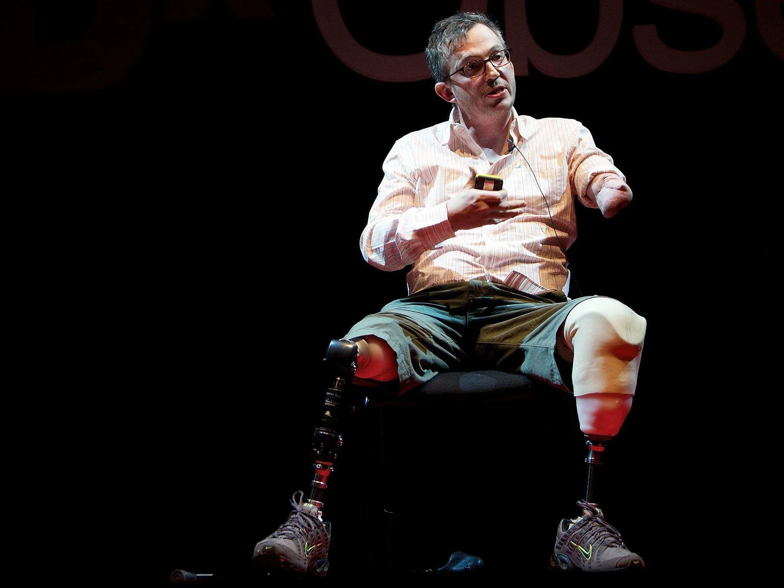 Giles Duley headshot, photographer, writer and humanitarian keynote speaker