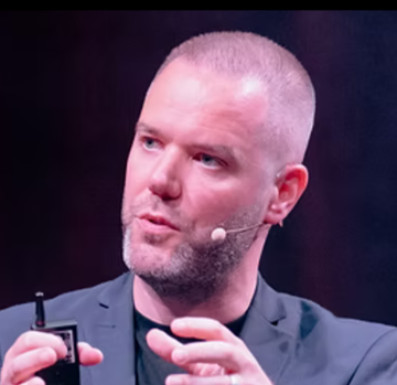 Dado van Peteghem, digital futurist and author, presenting a keynote on the 'Soul vs. Scale' dilemma in the age of artificial intelligence