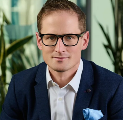 Jonny Coombe, renowned technology leader and former CEO of PayByPhone, delivering a 2026 keynote on digital scaling and sustainable urban mobility for 92 Speakers.