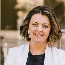 Ana Adi headshot — professor of strategic communication and keynote speaker on trust, influence and reputation | 92 Speakers