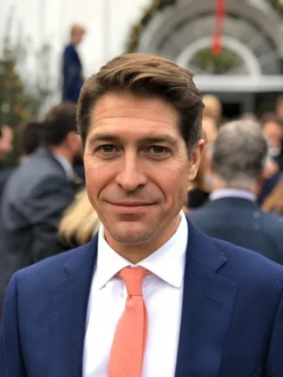 Arron Armstrong headshot, journalist, presenter and moderator known for clear, contemporary conversation