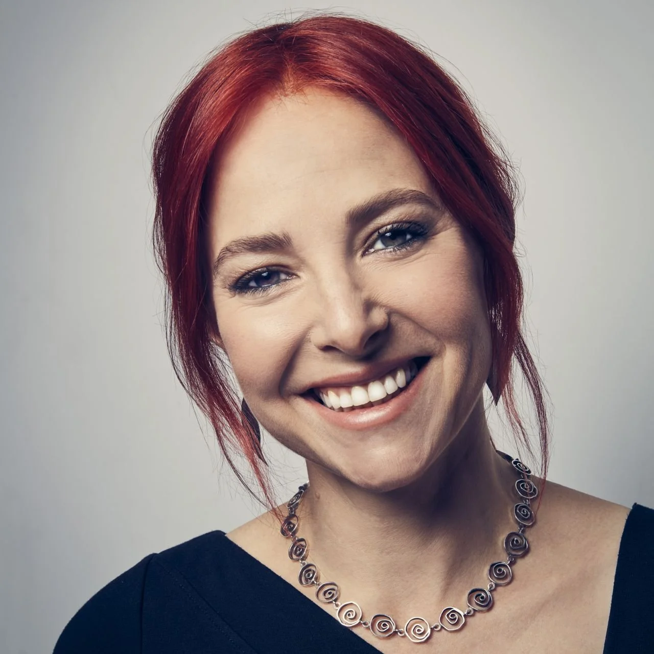 Alice Roberts keynote speaker headshot — anatomist, science communicator and author