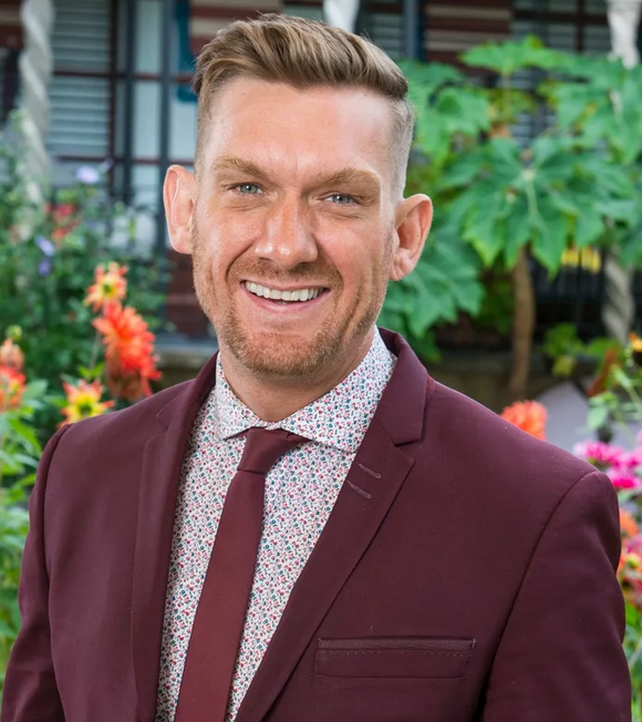 Headshot of Peter Avis, leadership authority on customer experience, standards, and execution