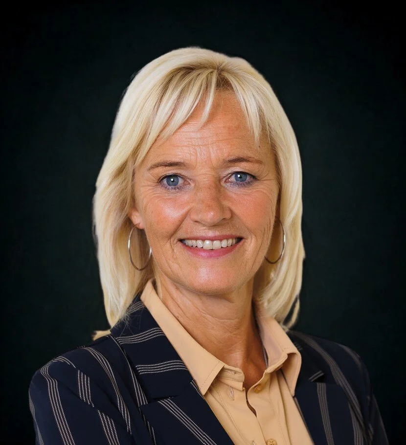 Headshot of Nancy Rademaker, customer experience futurist and expert on human–digital interaction